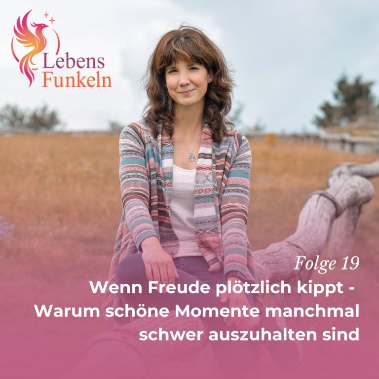 Poträt einer lächelnden Frau in der Natur, offene, herzliche Ausstrahlung vor grünem Hintergrund. LebensFunkeln - Persönlichkeitsentwicklung