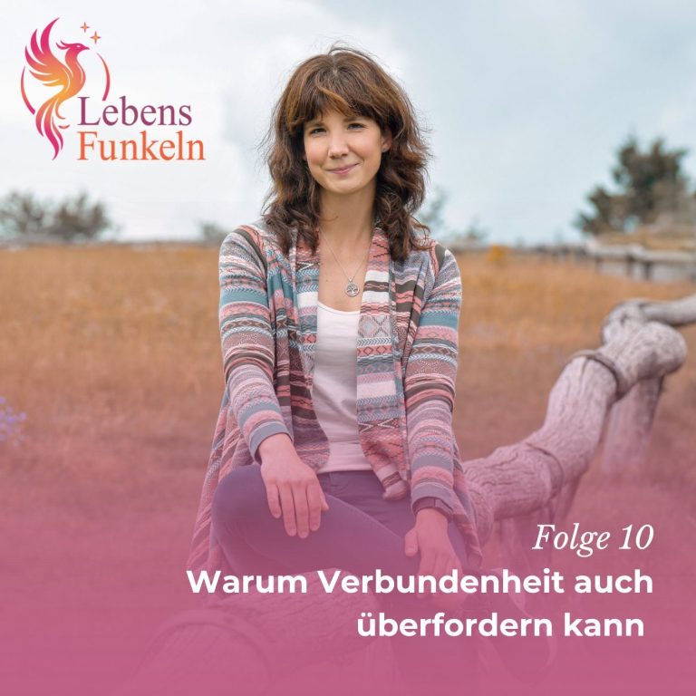 Dr. Ann-Christin Frank - Gründerin von LebensFunkeln Poträt einer lächelnden Frau in der Natur, offene, herzliche Ausstrahlung vor grünem Hintergrund. LebensFunkeln - Persönlichkeitsentwicklung