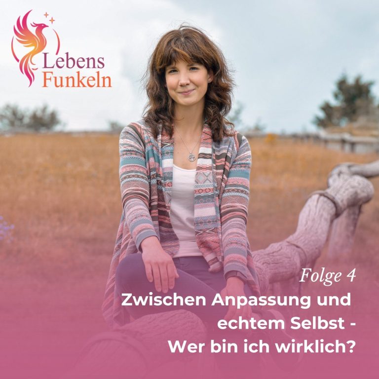 Poträt einer lächelnden Frau in der Natur, offene, herzliche Ausstrahlung vor grünem Hintergrund. LebensFunkeln - Persönlichkeitsentwicklung