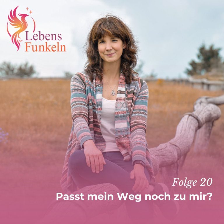 Poträt einer lächelnden Frau in der Natur, offene, herzliche Ausstrahlung vor grünem Hintergrund. LebensFunkeln - Persönlichkeitsentwicklung