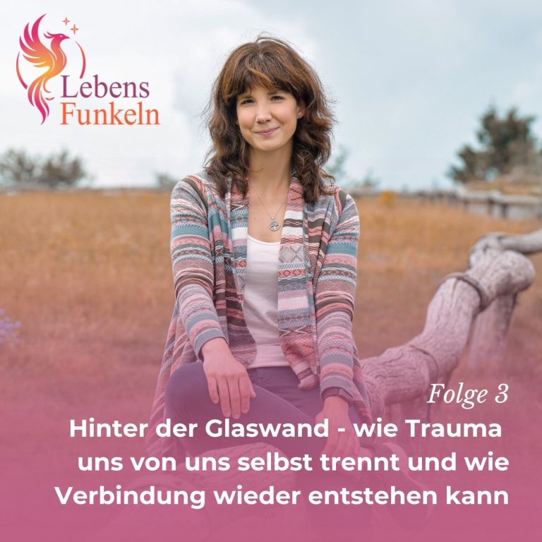 Poträt einer lächelnden Frau in der Natur, offene, herzliche Ausstrahlung vor grünem Hintergrund. LebensFunkeln - Persönlichkeitsentwicklung