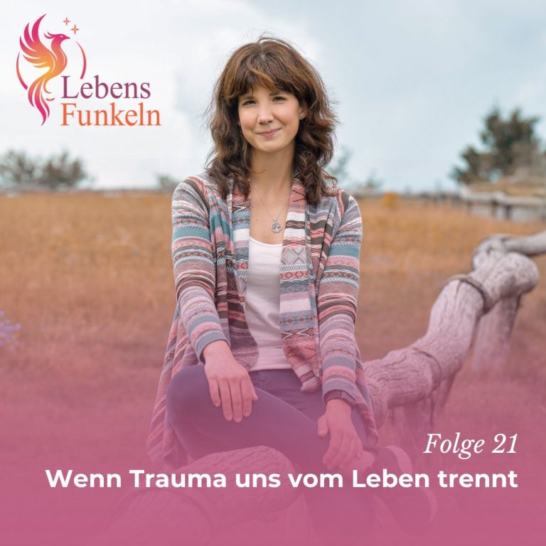 Poträt einer lächelnden Frau in der Natur, offene, herzliche Ausstrahlung vor grünem Hintergrund. LebensFunkeln - Persönlichkeitsentwicklung