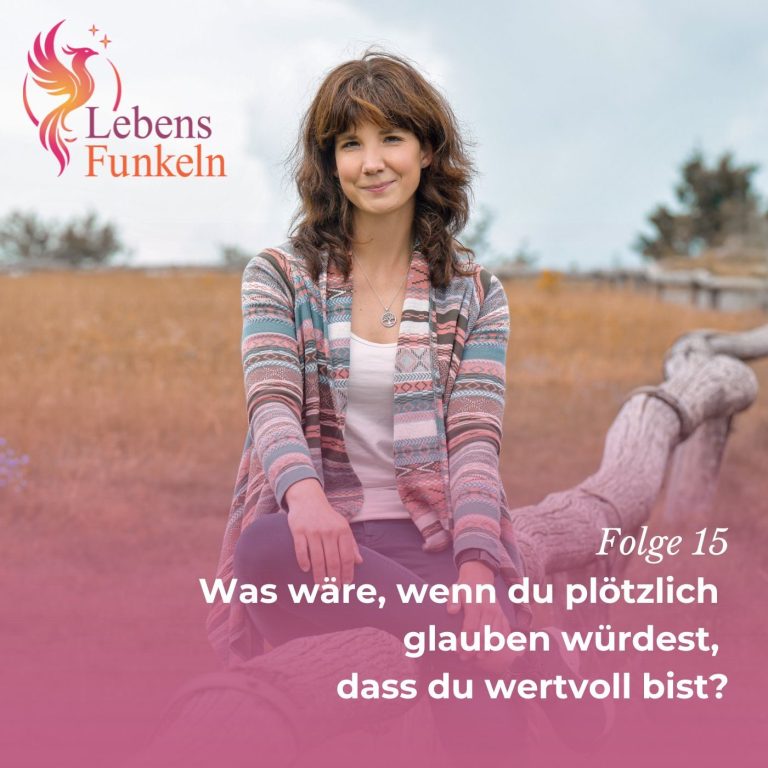 Dr. Ann-Christin Frank - Gründerin von LebensFunkeln Poträt einer lächelnden Frau in der Natur, offene, herzliche Ausstrahlung vor grünem Hintergrund. LebensFunkeln - Persönlichkeitsentwicklung