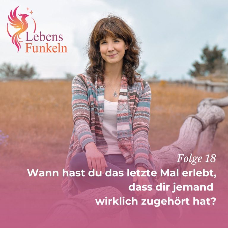 Dr. Ann-Christin Frank - Gründerin von LebensFunkeln Poträt einer lächelnden Frau in der Natur, offene, herzliche Ausstrahlung vor grünem Hintergrund. LebensFunkeln - Persönlichkeitsentwicklung