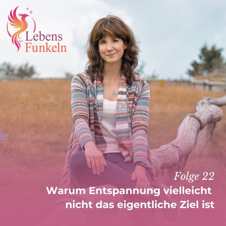 Poträt einer lächelnden Frau in der Natur, offene, herzliche Ausstrahlung vor grünem Hintergrund. LebensFunkeln - Persönlichkeitsentwicklung