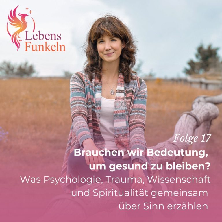 Dr. Ann-Christin Frank - Gründerin von LebensFunkeln Poträt einer lächelnden Frau in der Natur, offene, herzliche Ausstrahlung vor grünem Hintergrund. LebensFunkeln - Persönlichkeitsentwicklung