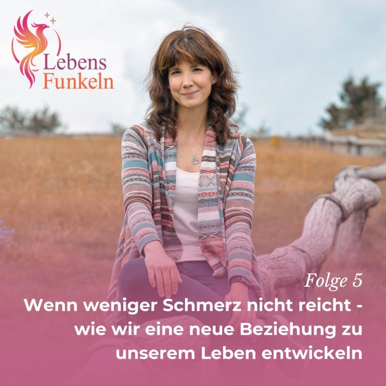 Poträt einer lächelnden Frau in der Natur, offene, herzliche Ausstrahlung vor grünem Hintergrund. LebensFunkeln - Persönlichkeitsentwicklung