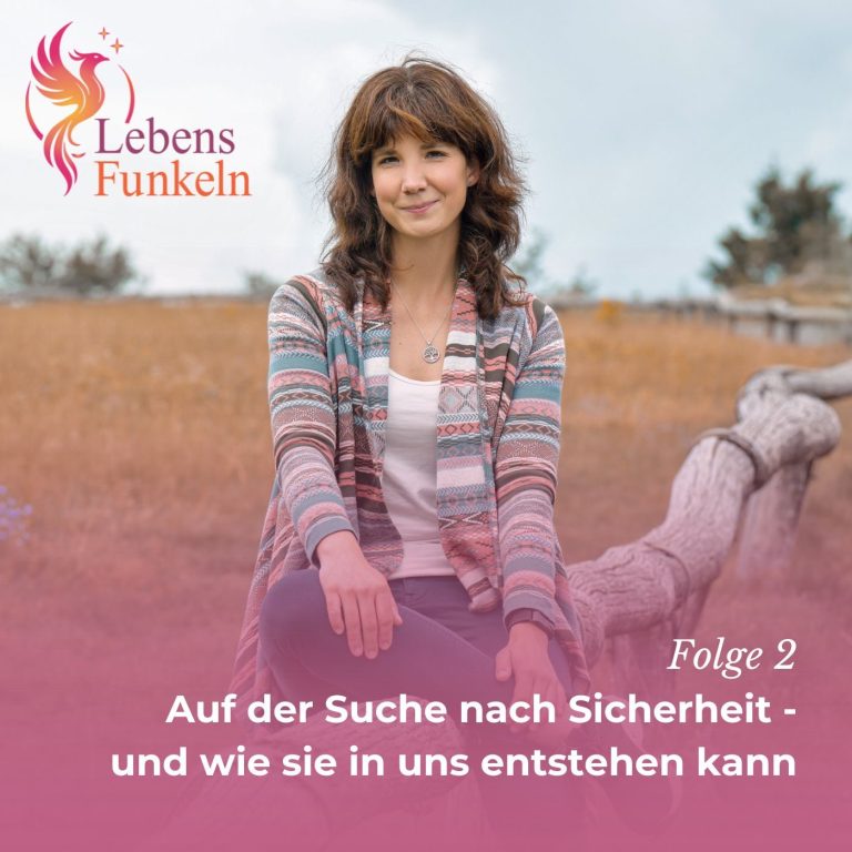 Poträt einer lächelnden Frau in der Natur, offene, herzliche Ausstrahlung vor grünem Hintergrund. LebensFunkeln - Persönlichkeitsentwicklung